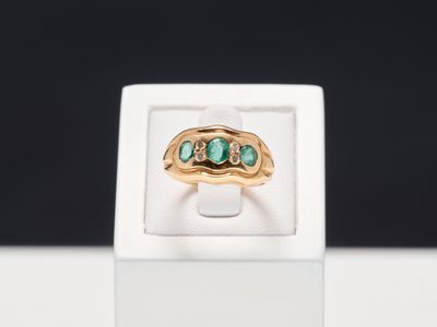 Bague en or jaune 18k ornée de trois émeraudes de taille ova…