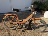 un vieux vélo qui traîne dans le gravier