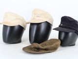 trois chapeaux et un chapeau posé sur une tête de mannequin, sur fond blanc