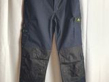 un pantalon de travail bleu accroché à un rideau blanc