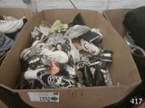 une boîte en carton remplie de chaussures et d'autres objets