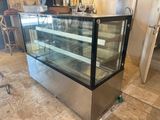une vitrine en verre au milieu d'une cuisine