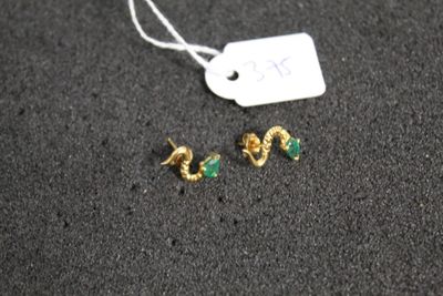 Gros plan sur une paire de boucles d'oreilles avec une étiquette de prix