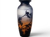 un vase noir et blanc posé sur une surface blanche