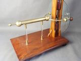 une maquette en bois et en verre représentant un télescope posé sur un socle
