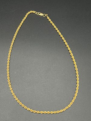 un collier en or surmonté d'une chaîne