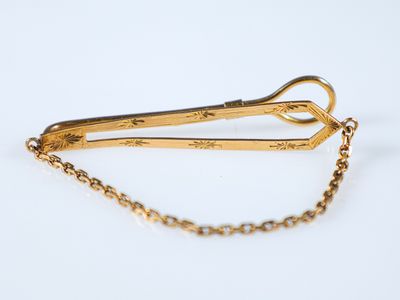 un gros plan sur une paire de ciseaux attachée à une chaîne