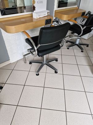 Cinq fauteuils en métal, bois et simili cuir noir, sur roule…