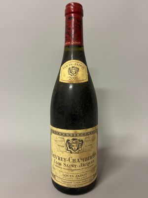 gros plan d'une bouteille de vin posée sur une table