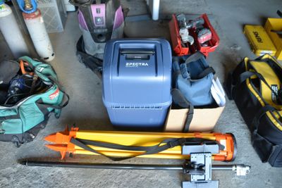 de nombreux outils qui traînent par terre