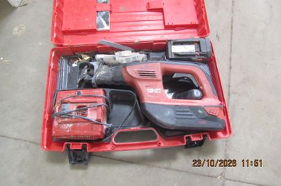 une boîte à outils rouge avec des outils sur le sol