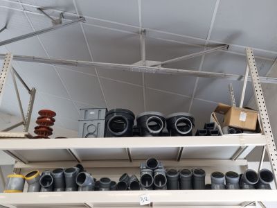de nombreux types de tuyaux et de raccords sur les rayons