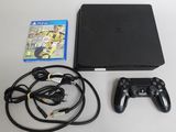 une console de jeu vidéo et un contrôleur de jeu sur une table