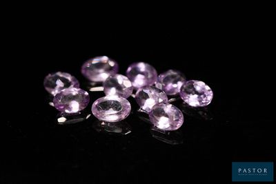 un bouquet d'améthystes violettes sur un fond noir