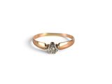 Gros plan sur une bague en or ornée d'un diamant