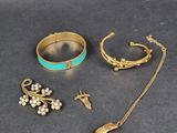 trois bijoux, à savoir une bague, un bracelet et un collier