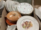 plusieurs assiettes et bols dans une boîte sur la table