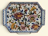 une assiette avec un motif floral sur un support