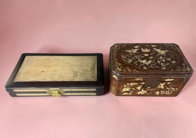 deux petites boîtes en bois posées sur une surface rose