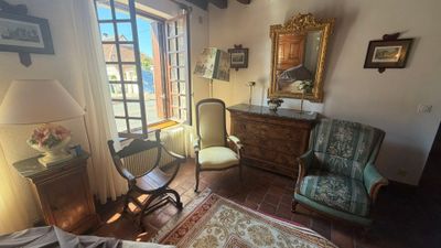 une photo d'un salon avec beaucoup de meubles