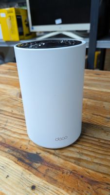 une photo d'un purificateur d'air blanc posé sur une table en bois