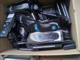 beaucoup de télécommandes dans une boîte en carton