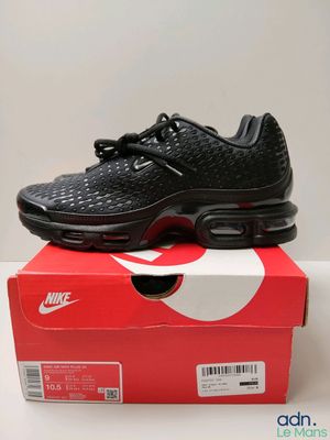 La Nike Air Max est posée sur une boîte