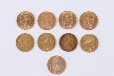 six types différents de pièces d'or disposées en triangle sur une surface blanche