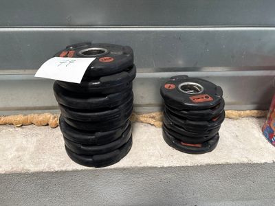 une pile de boules noires posée par terre