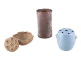 trois vases et un ensemble sel et poivre sur fond blanc