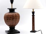 une paire de lampes sur fond blanc, dont l'une est blanche et repose sur un socle noir