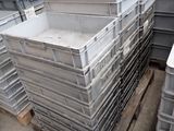 une pile de caisses posées sur une palette dans un entrepôt