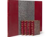 un lot de trois livres posés les uns à côté des autres sur une surface blanche
