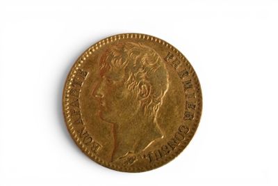 une vieille pièce d'or sur laquelle figure le portrait d'un homme