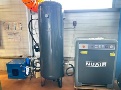 un chauffe-eau et un chauffe-eau dans un garage