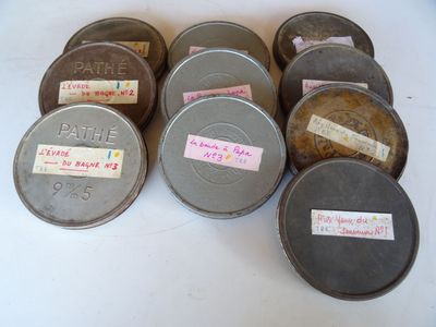 Plusieurs boîtes munies d'étiquettes sont posées sur une table