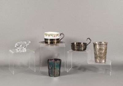 trois tasses et une soucoupe sont posées sur une table claire