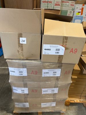 boîtes empilées les unes sur les autres sur une palette dans un entrepôt
