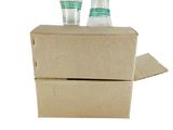 deux verres vides posés sur une boîte en carton