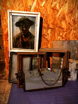 une photo d'un homme coiffé d'un chapeau et un tableau posé sur une table