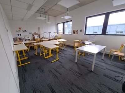 C7: SALLE CASABLANCA: Table bureau, 30 tables de différents …