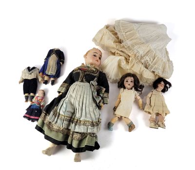 many dolls that are laying on the ground together