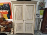 une armoire posée dans un coin d'une pièce