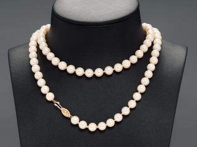 a cultured pearl necklace and bracelet set