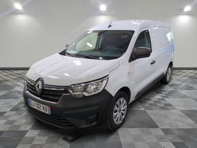 la camionnette blanche est garée sur le sol en damier d'une pièce