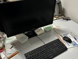un bureau équipé d'un ordinateur et d'un clavier