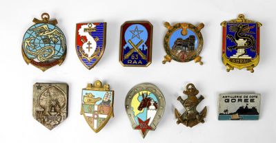 un grand nombre de badges sur une surface blanche