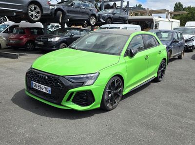 une voiture verte garée sur un parking