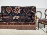 un canapé et un fauteuil dans une pièce où il y a un tapis au sol