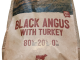 une photo d'un sac de croquettes « Black Angus » à la dinde pour chiens